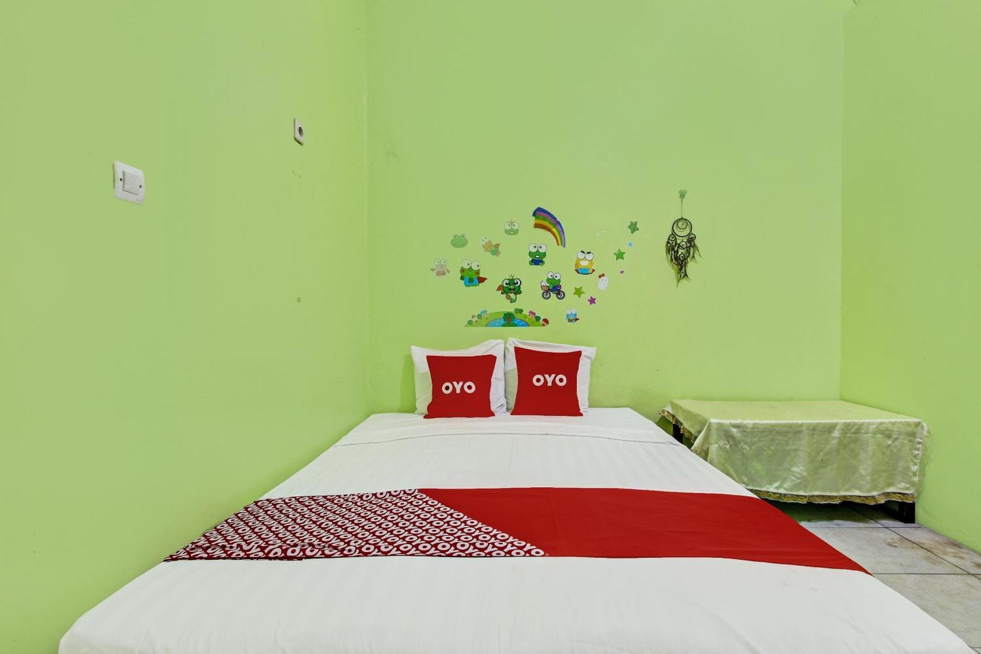 Oyo 92467 Cahyo Kost 1 2* Semarang