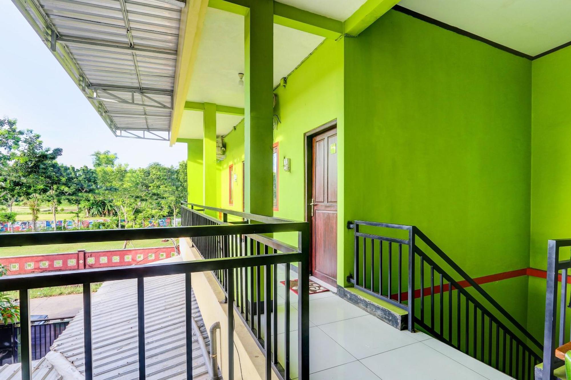 Oyo 92467 Cahyo Kost 1 Hotel