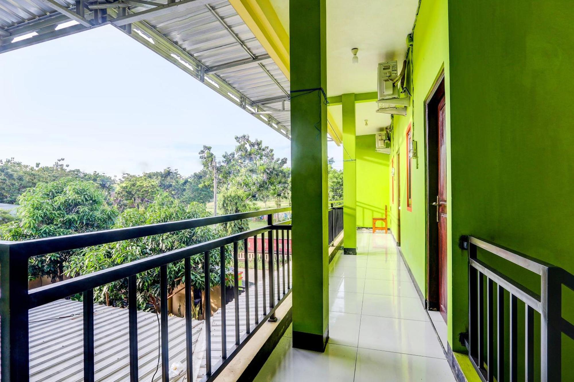Oyo 92467 Cahyo Kost 1 Hotel Semarang